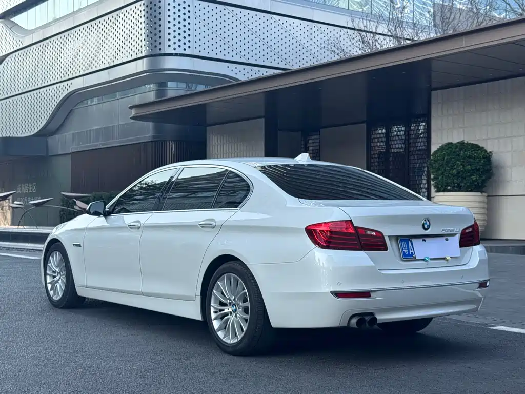 BMW 5 Series 2015 — фото 32