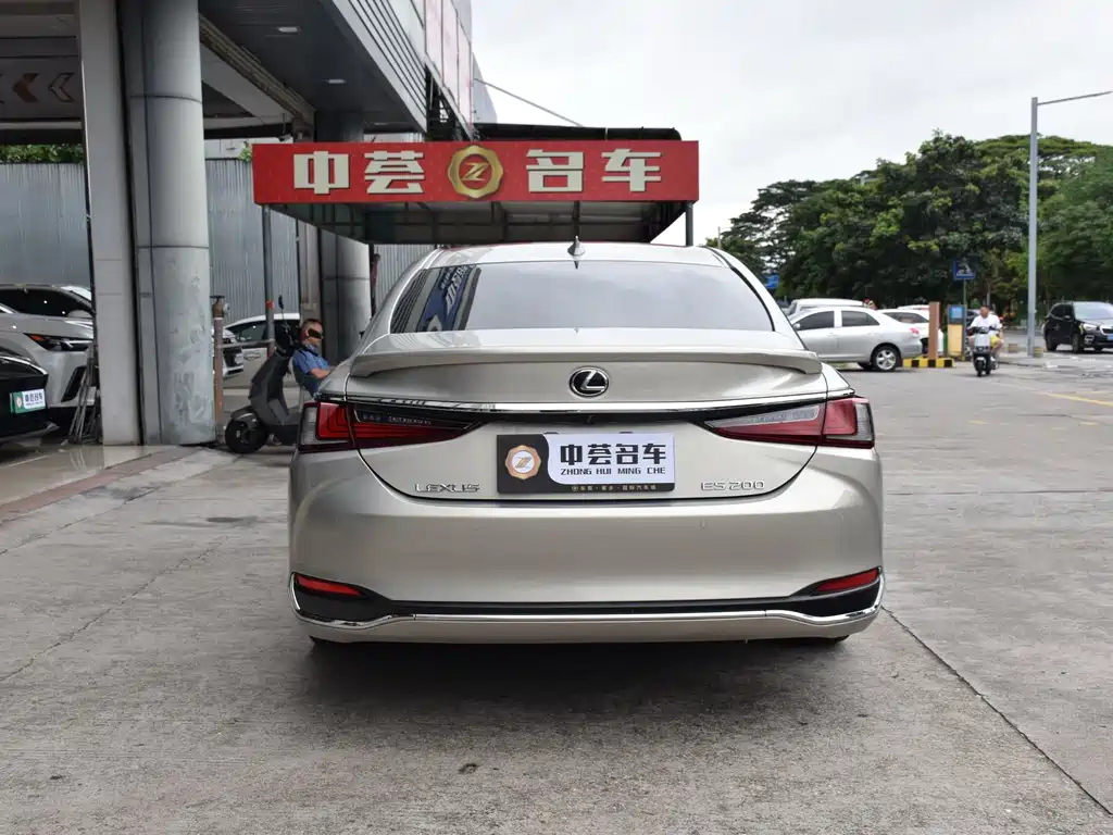 Lexus ES 2019 — фото 15