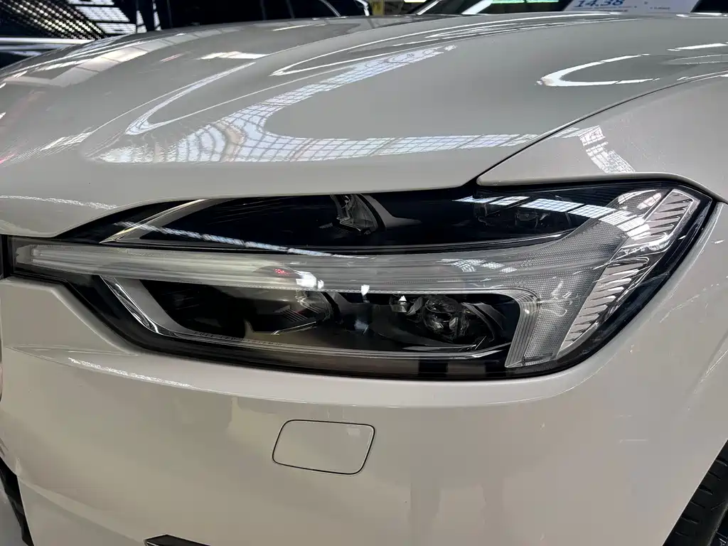 Volvo XC60 PHEV 2018 — фото 14