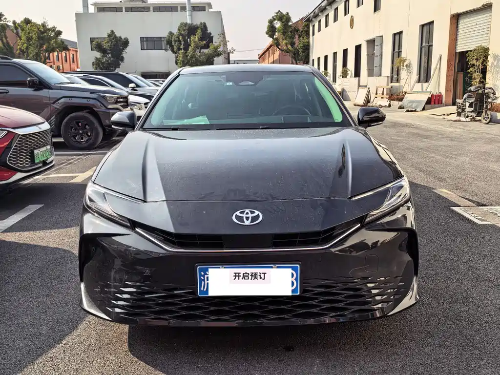 Toyota Camry 2025 — фото 1