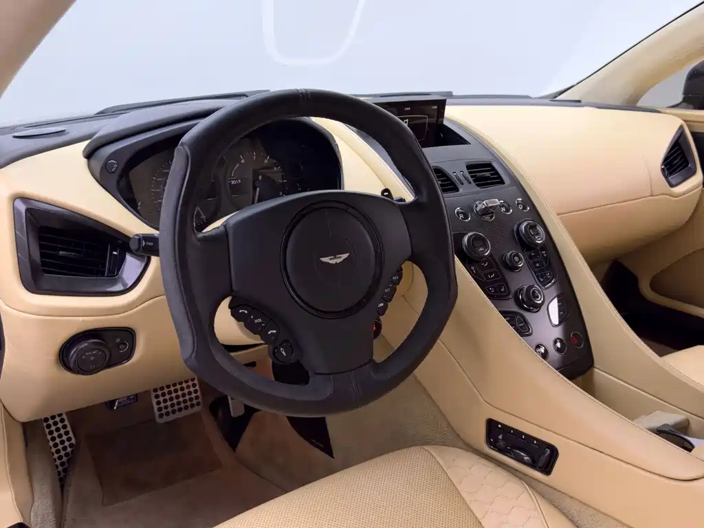 Aston Martin Vanquish 2016 — фото 19