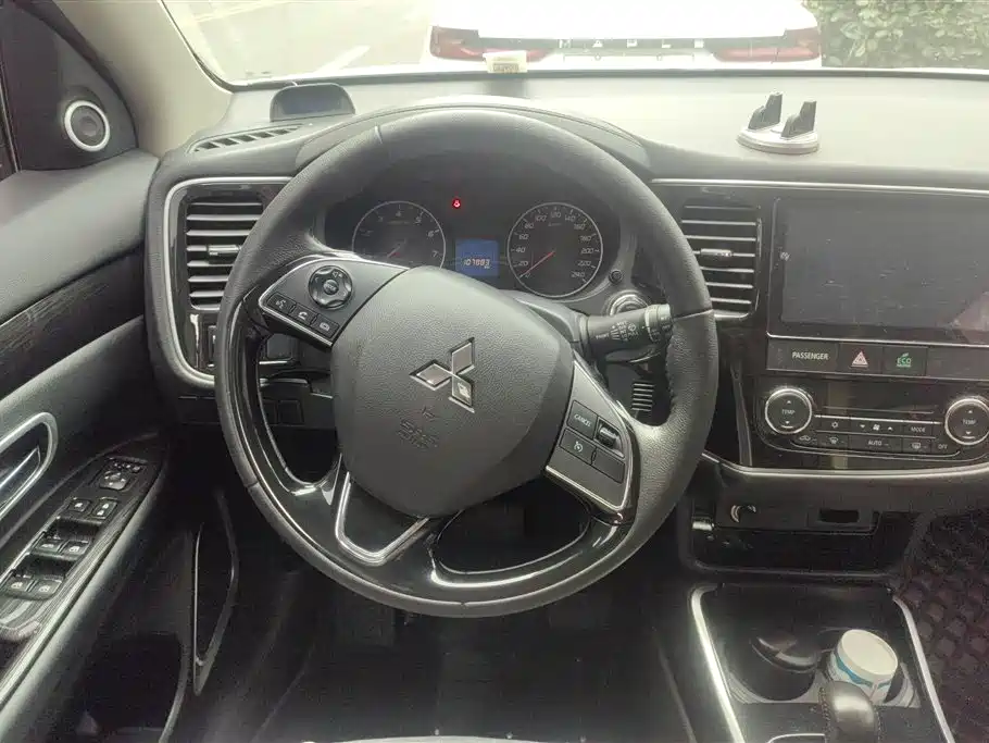Mitsubishi Outlander 2018 — фото 15