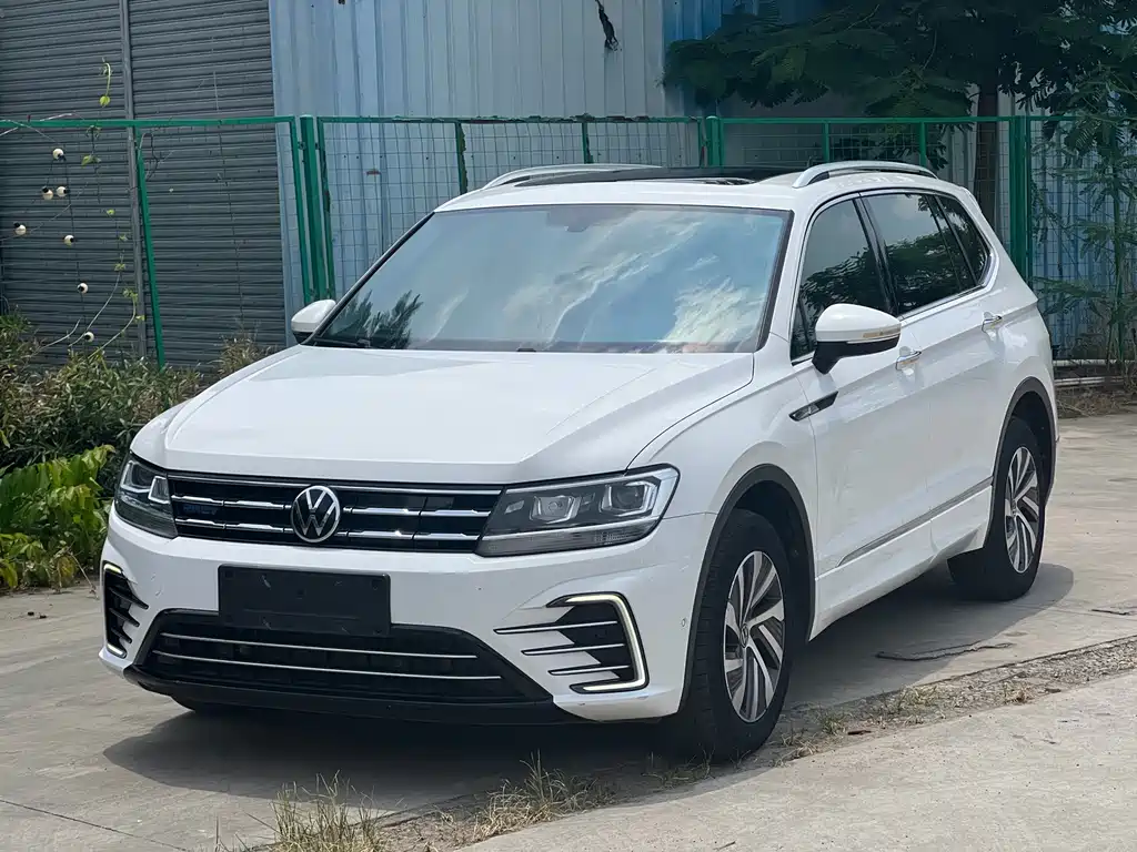 Volkswagen Tiguan L Plug-In Hybrid 2021 — фото 1