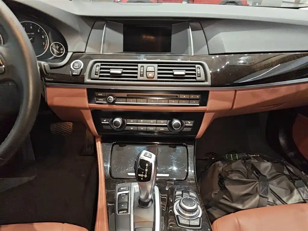 BMW 5 Series 2015 — фото 13