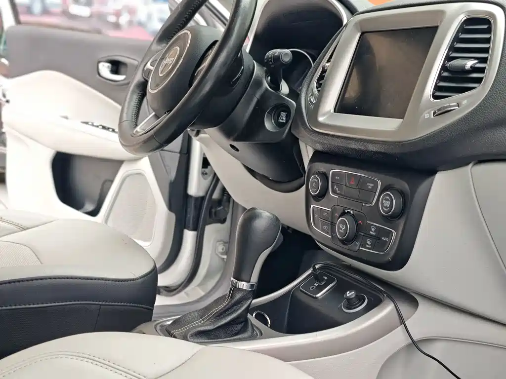 Jeep Compass 2017 — фото 18