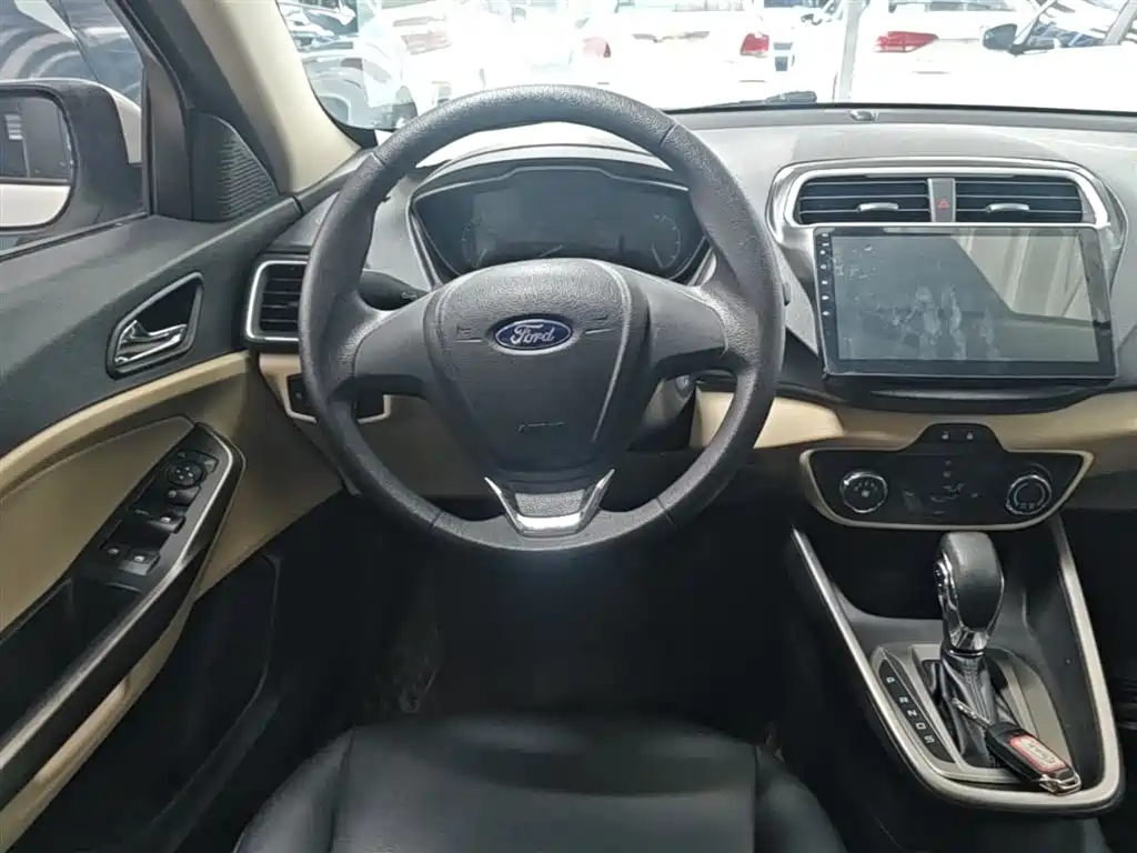 Ford Escort 2018 — фото 11