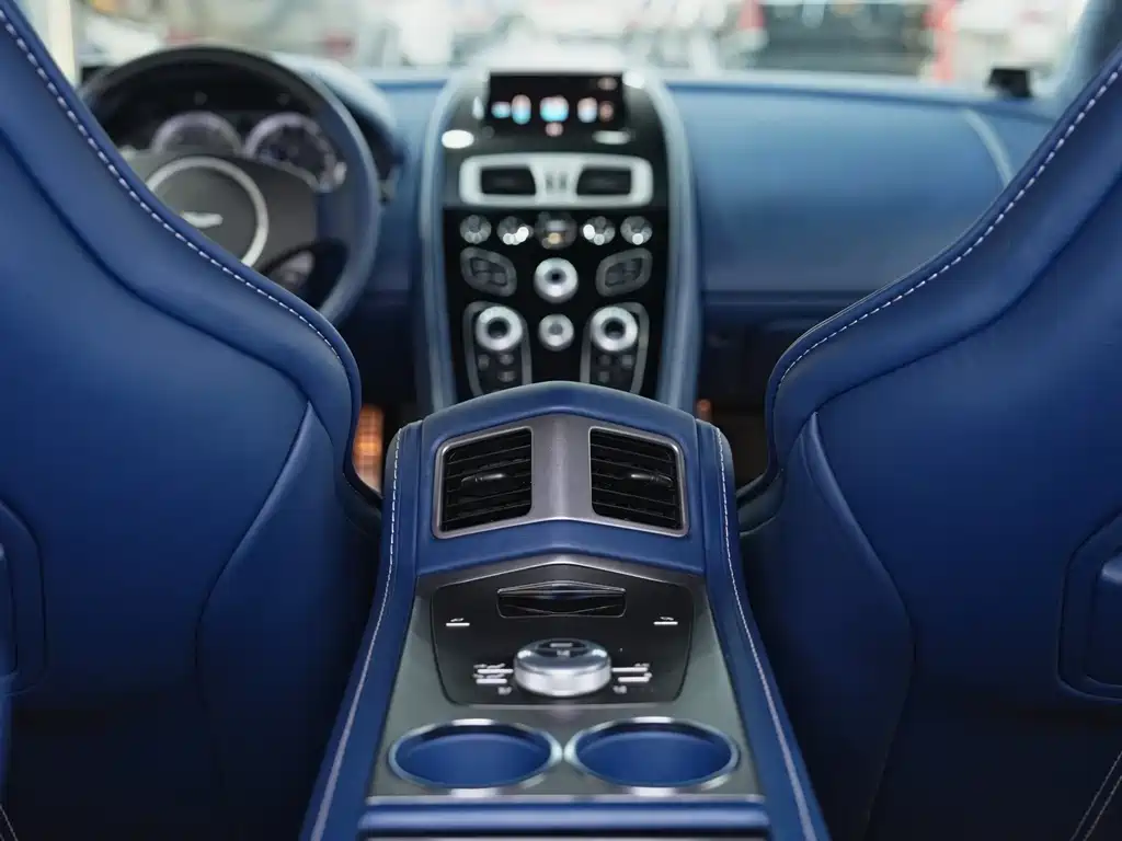 Aston Martin Rapide 2019 — фото 16
