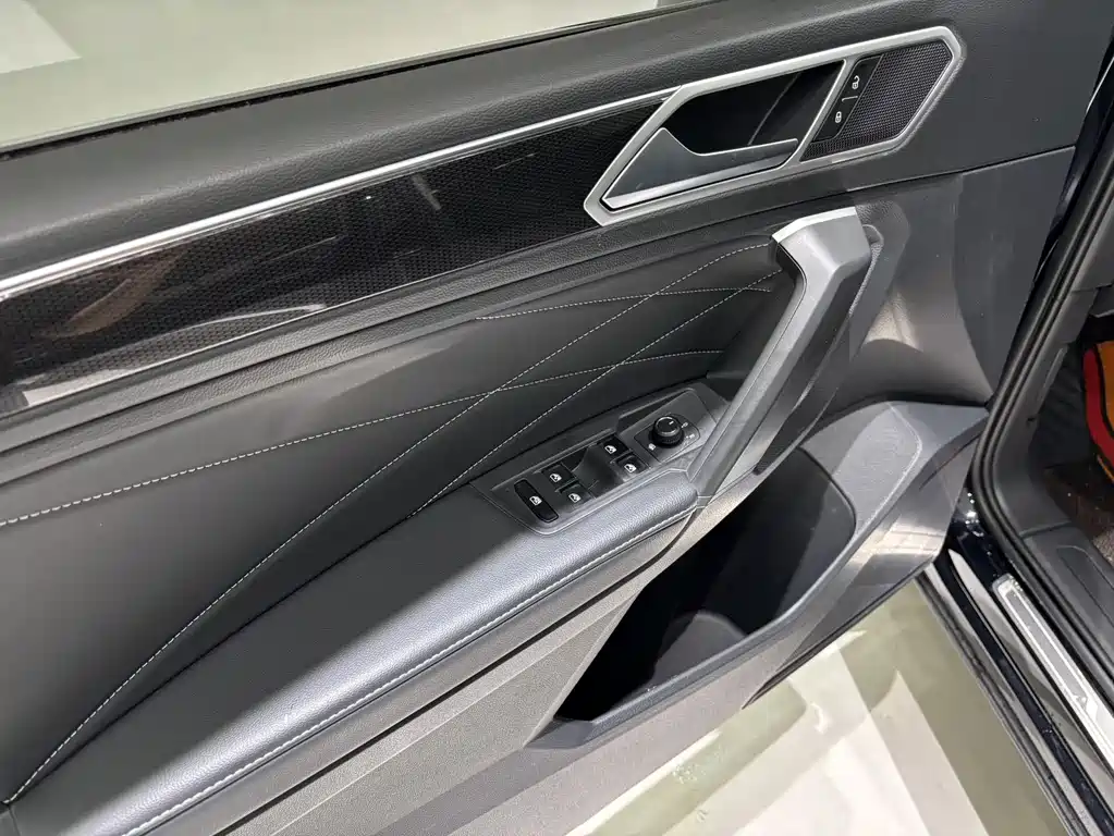 Volkswagen Tiguan L 2023 — фото 16
