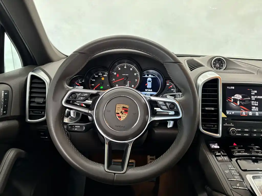 Porsche Cayenne 2017 — фото 16