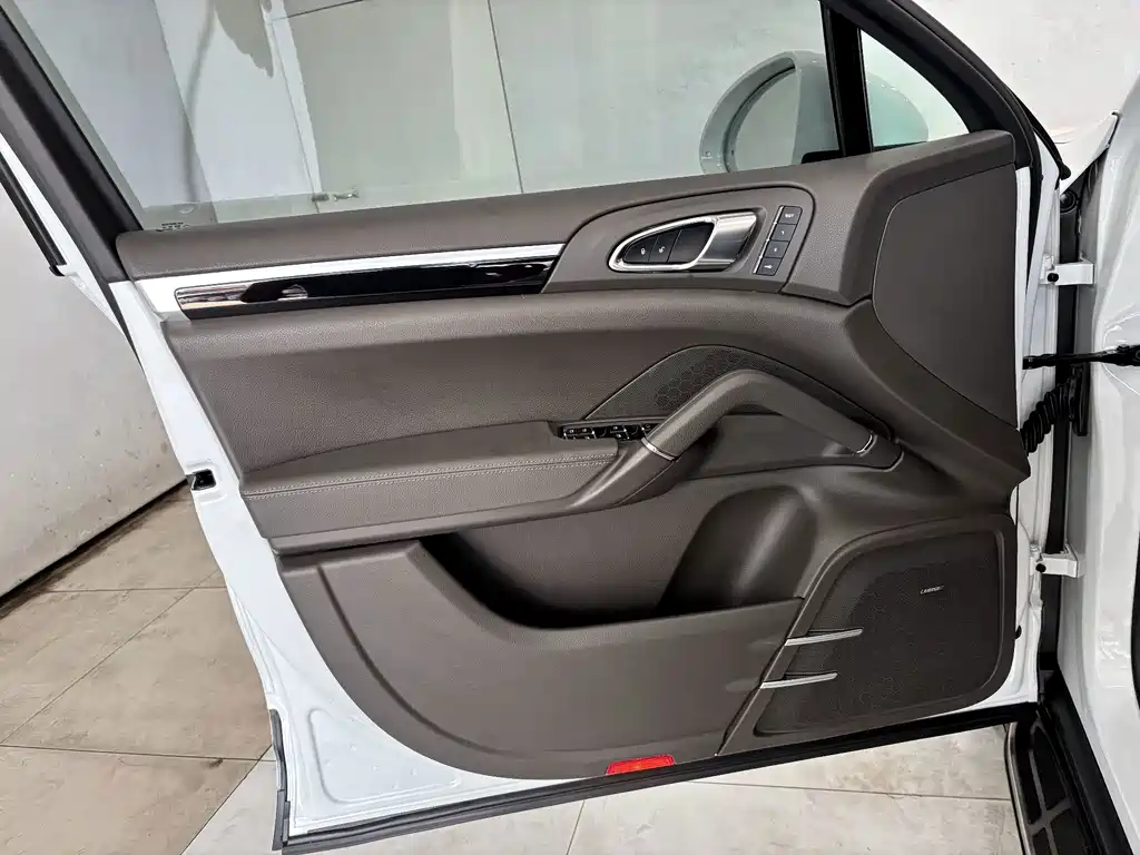 Porsche Cayenne 2017 — фото 10