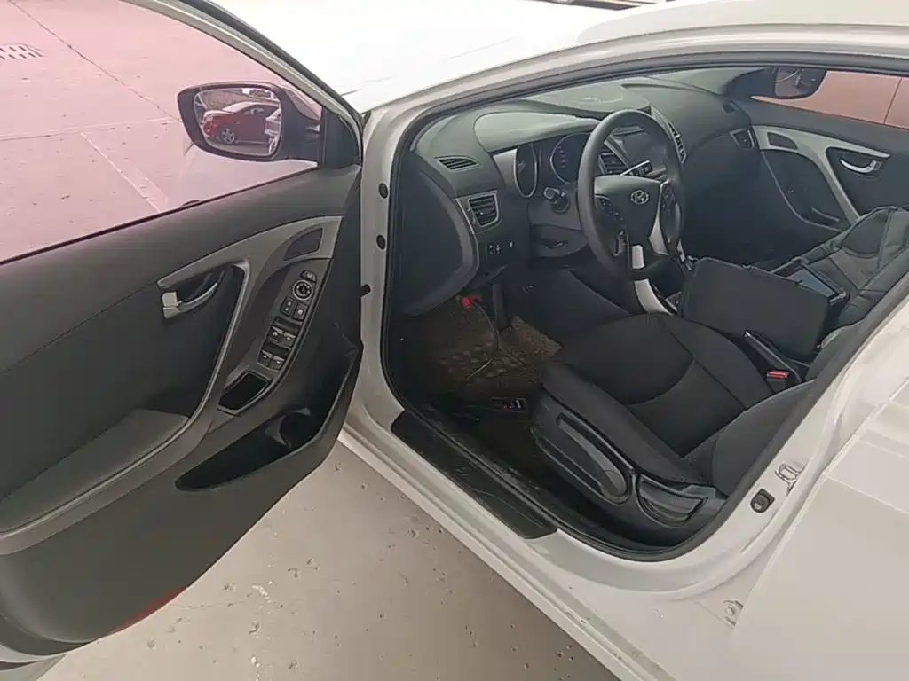 Hyundai Elantra 2016 — фото 16