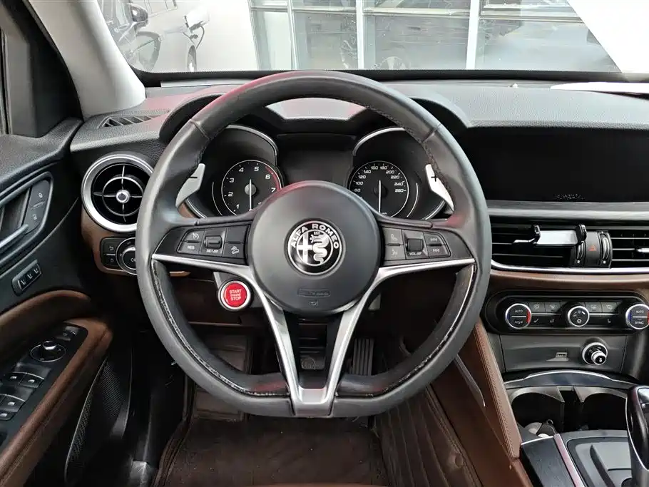Alfa Romeo Stelvio 2017 — фото 15