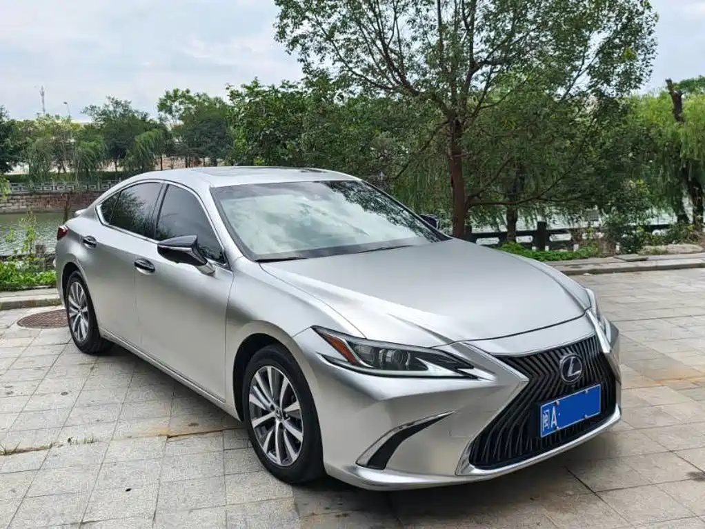 Lexus ES 2020