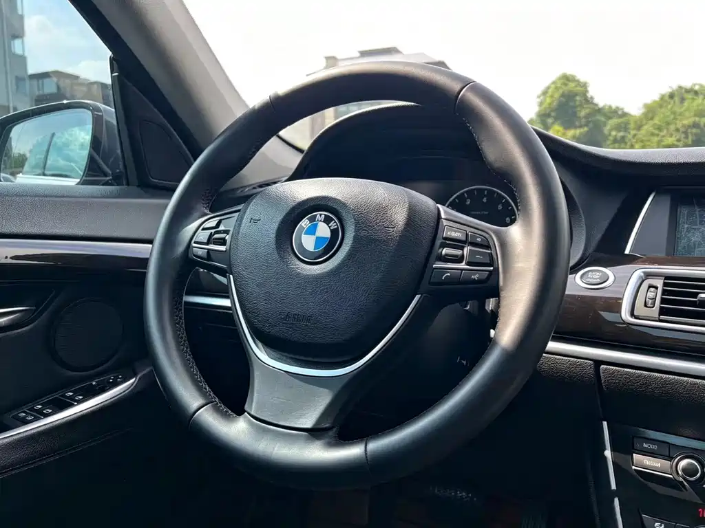 BMW 5 Series GT 2010 — фото 12