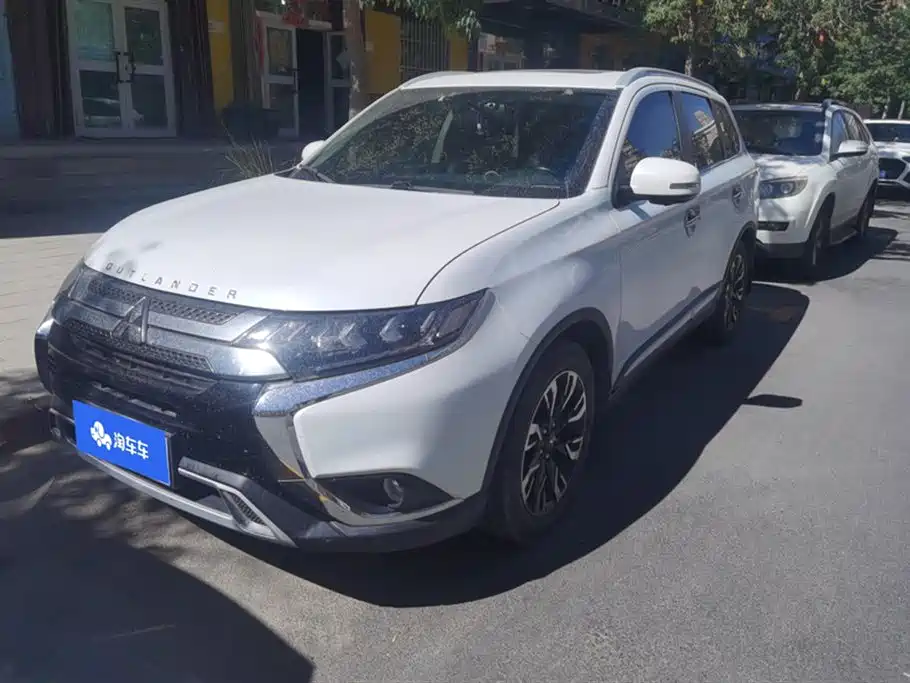 Mitsubishi Outlander 2019 — фото 1