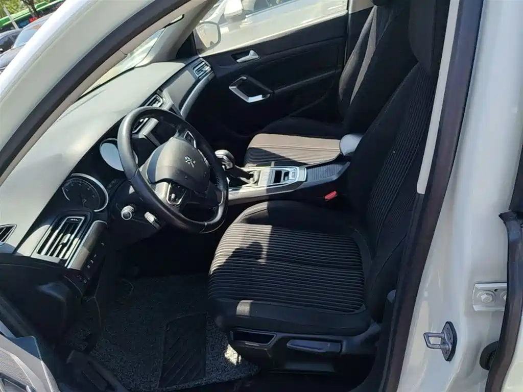 Peugeot 408 2016 — фото 15