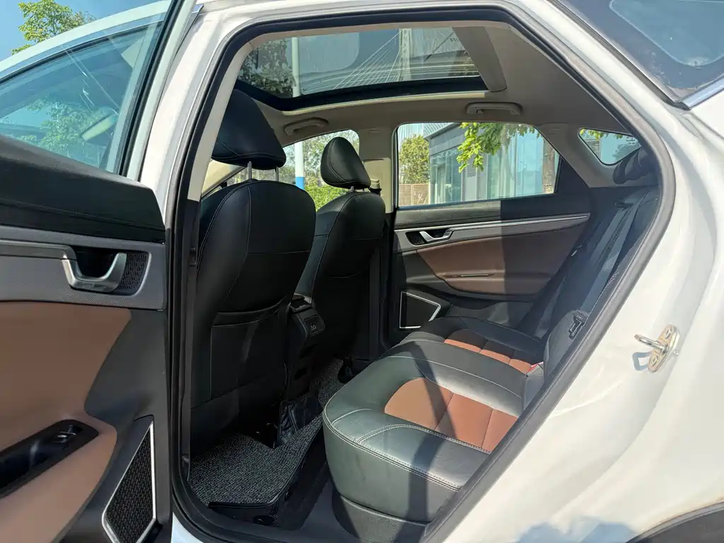 Geely Emgrand GS 2018 — фото 21