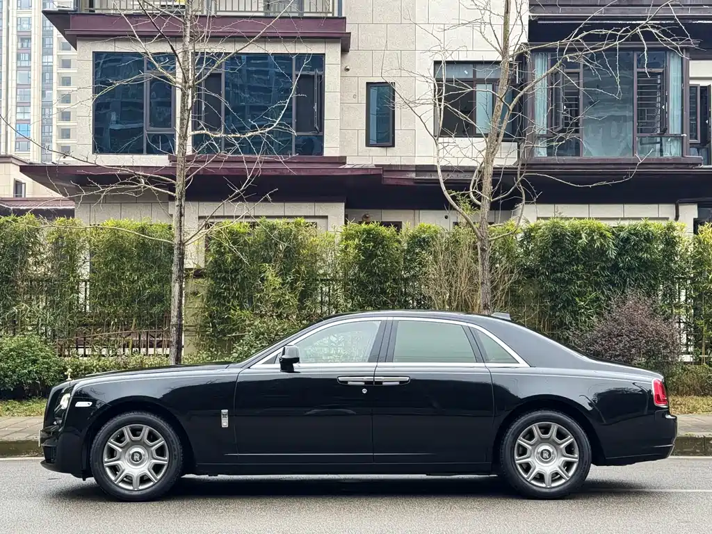 Rolls-Royce Ghost 2018 — фото 19