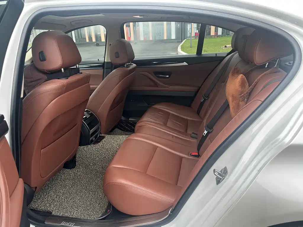 BMW 5 Series 2017 — фото 13
