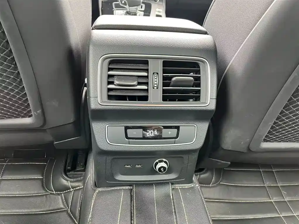 Audi Q5L 2023 — фото 16