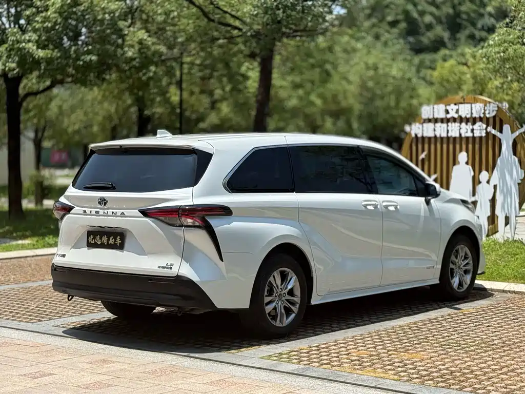 Toyota Sienna 2023 — фото 9