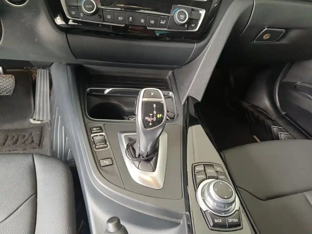 BMW 3 Series 2018 — фото 14