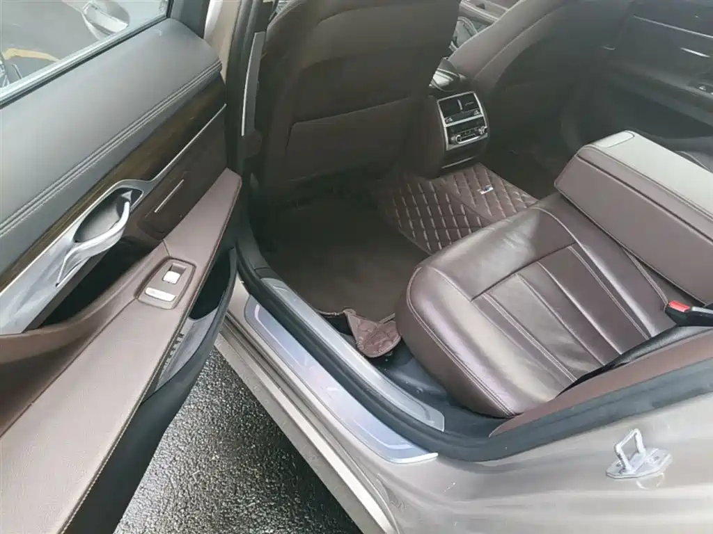 BMW 7 Series 2018 — фото 15