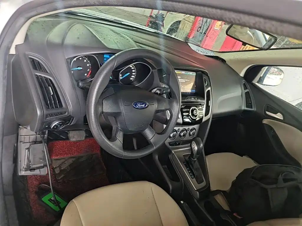 Ford Focus 2014 — фото 10