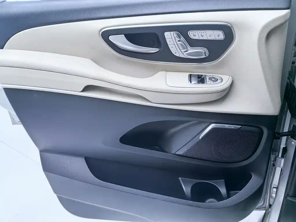 Mercedes-Benz V-Class 2020 — фото 17