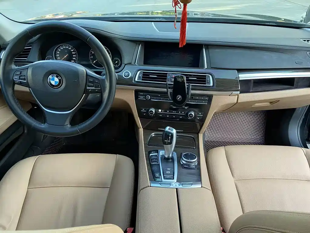 BMW 7 Series 2014 — фото 11