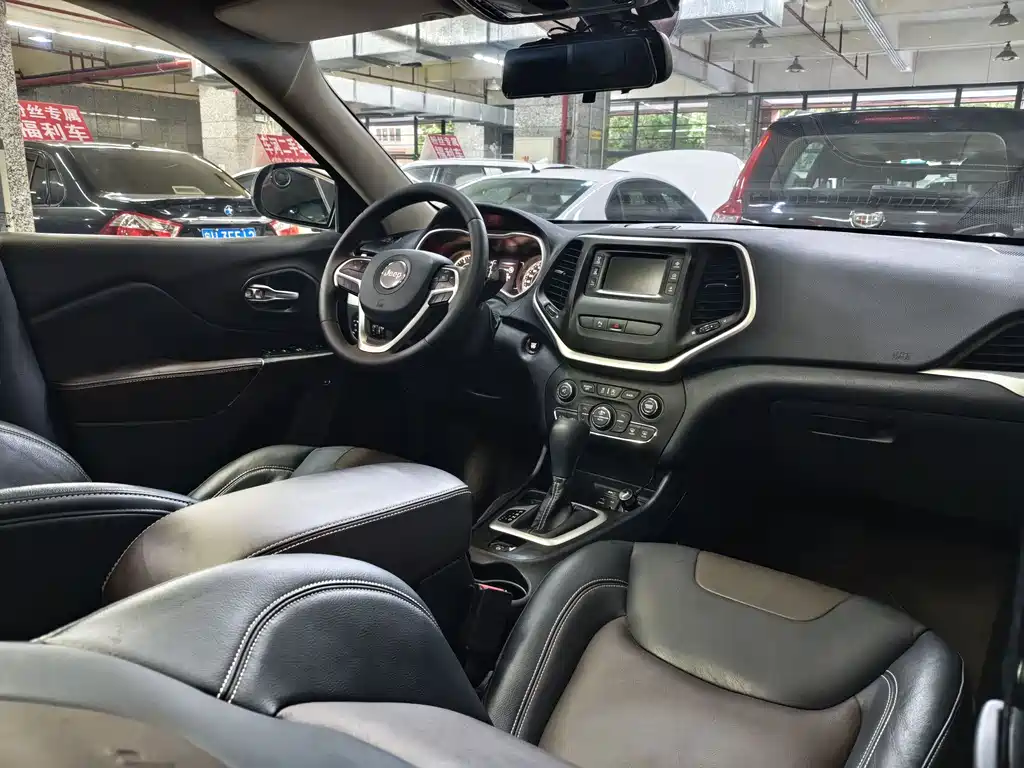 Jeep Cherokee 2018 — фото 10