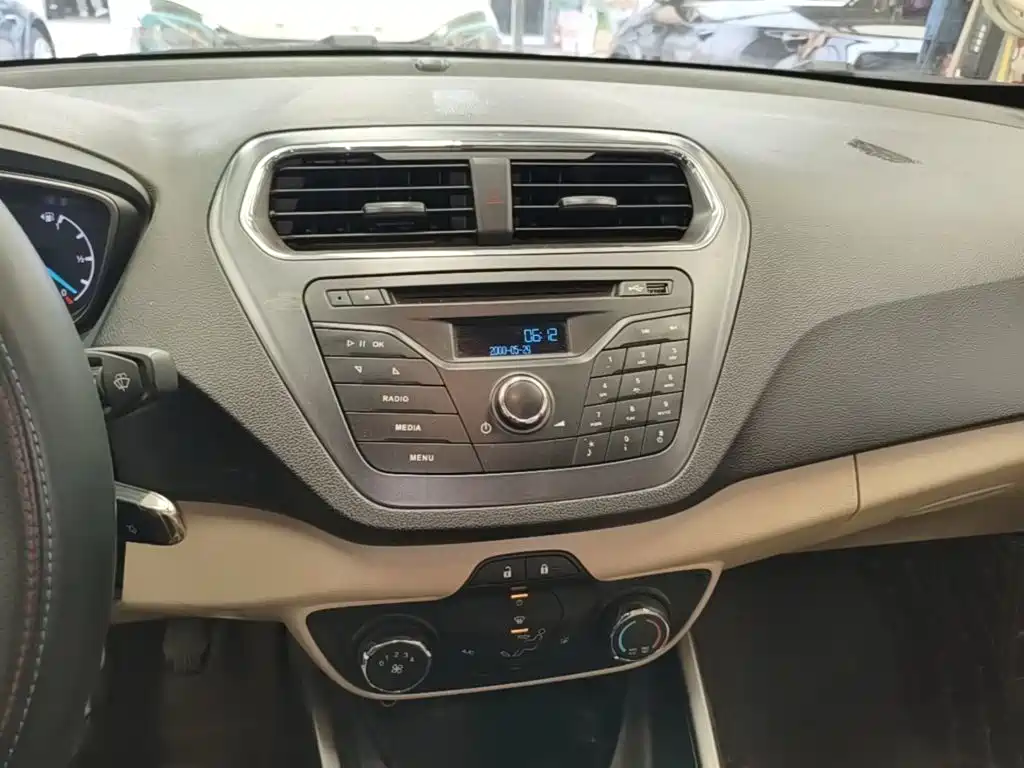 Ford Escort 2018 — фото 13