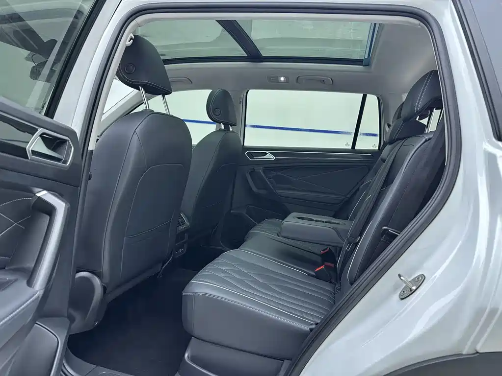 Volkswagen Tiguan L 2023 — фото 9