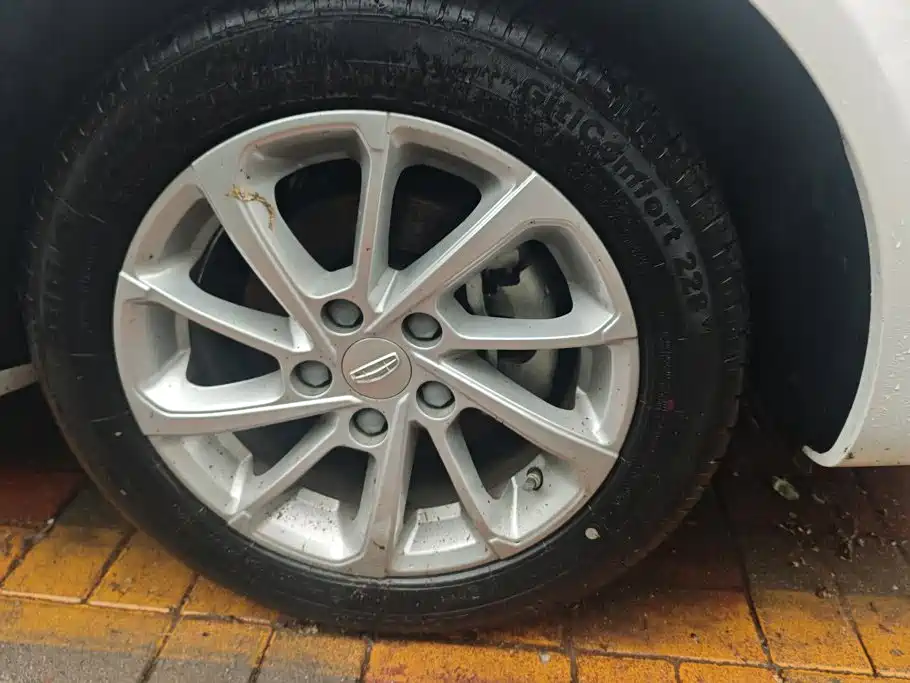 Geely Emgrand 2021