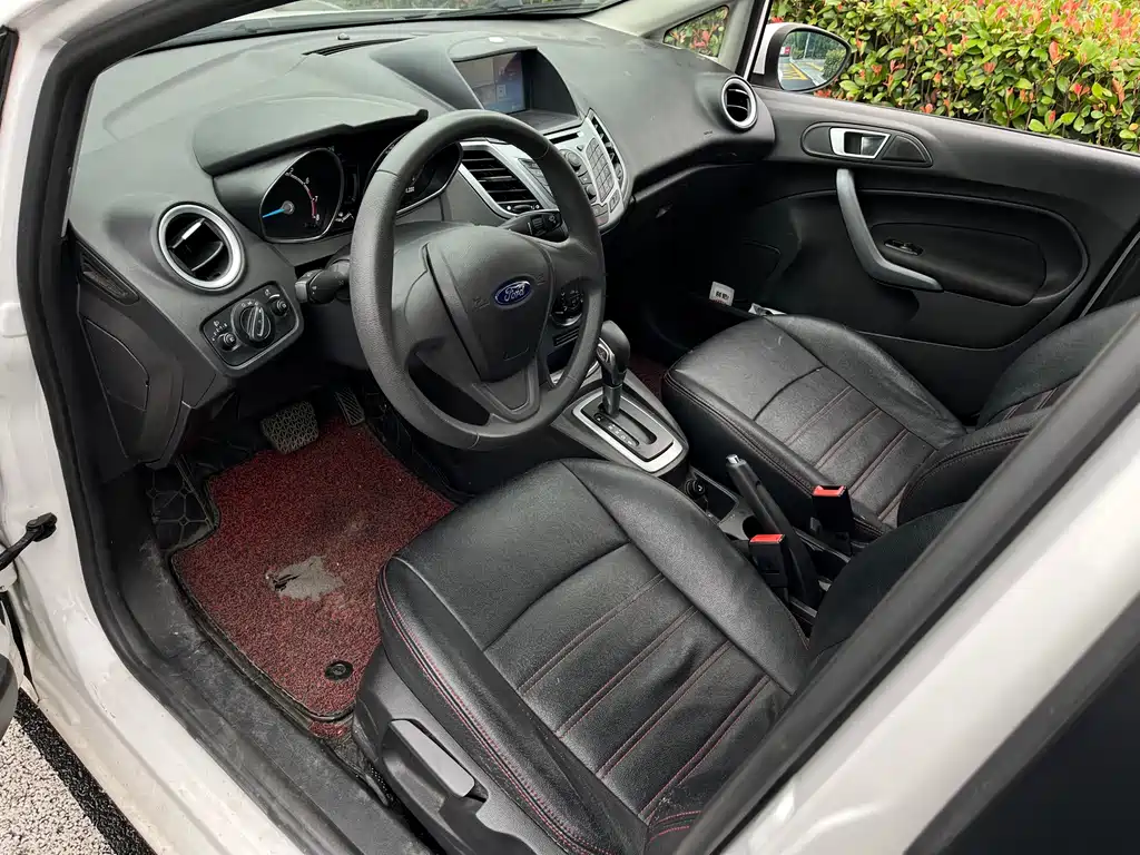 Ford Fiesta 2015 — фото 12