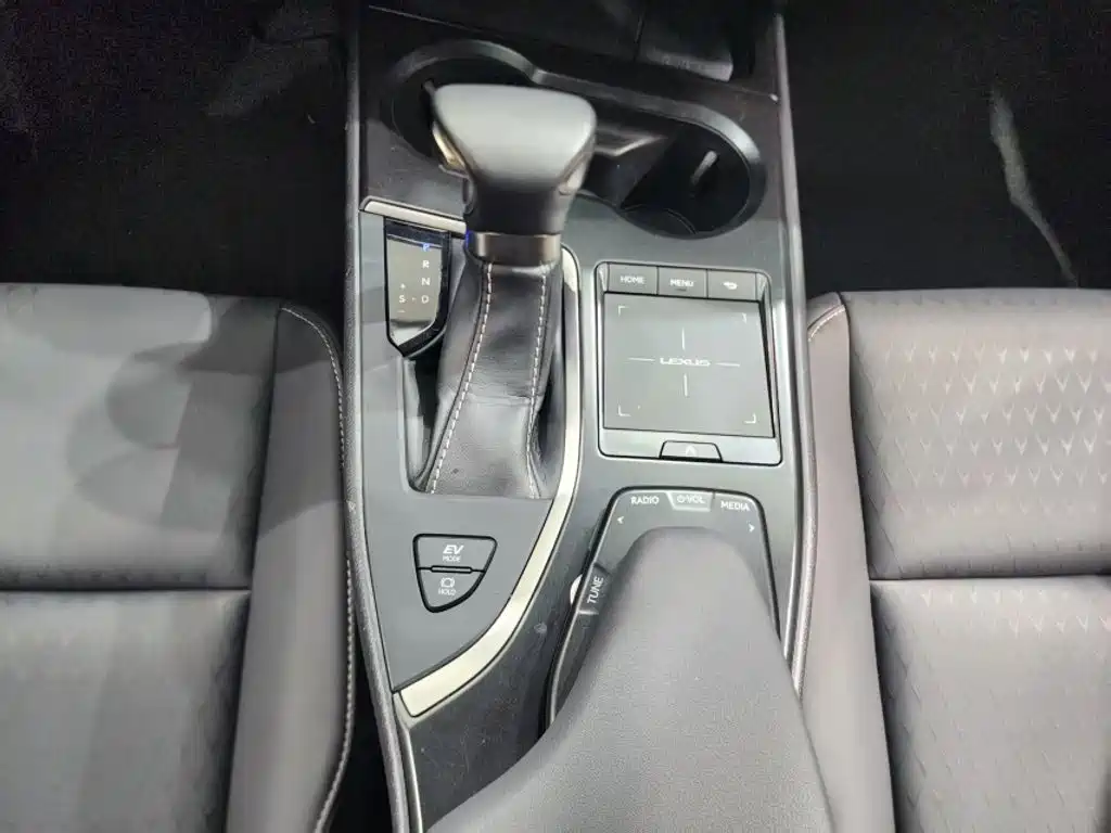Lexus UX 2020 — фото 11