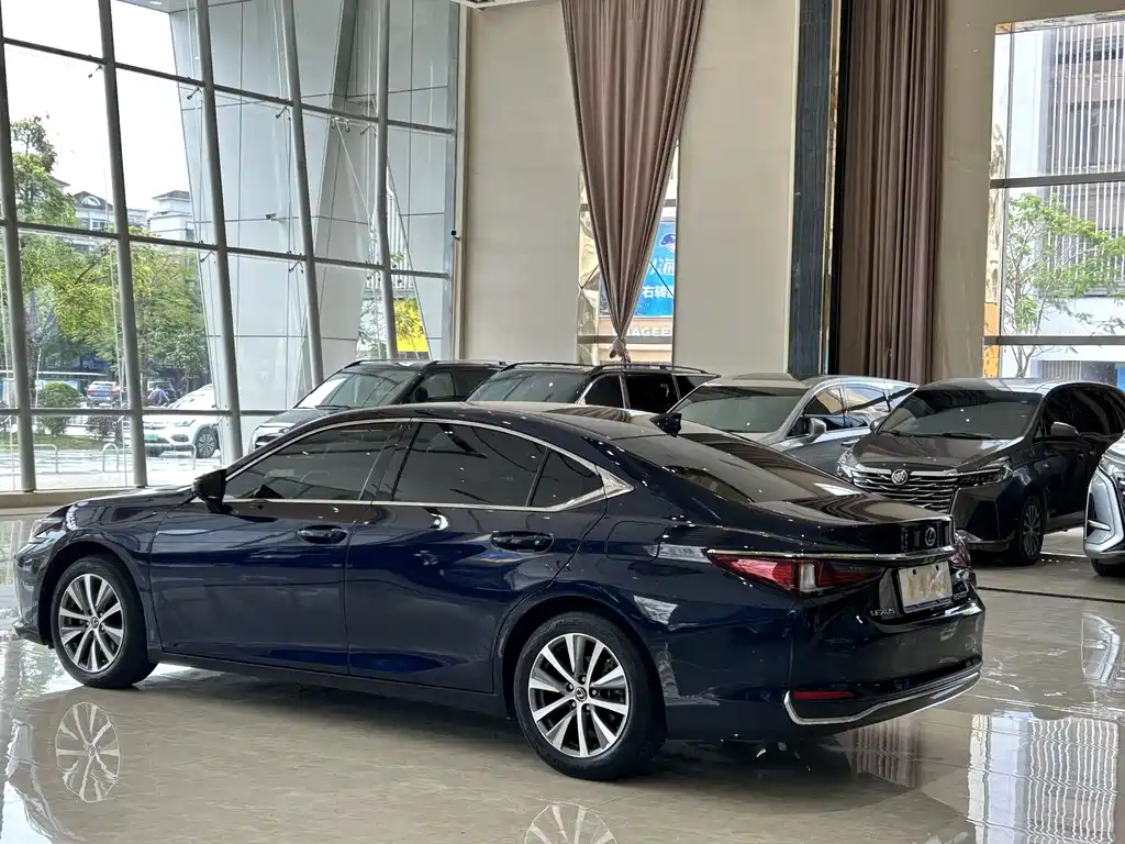 Lexus ES 2020 — фото 7