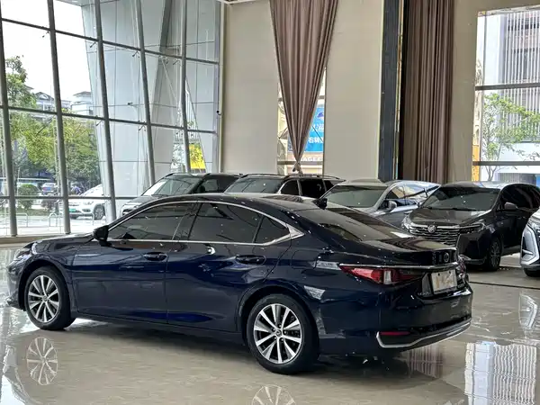 Lexus ES 2020