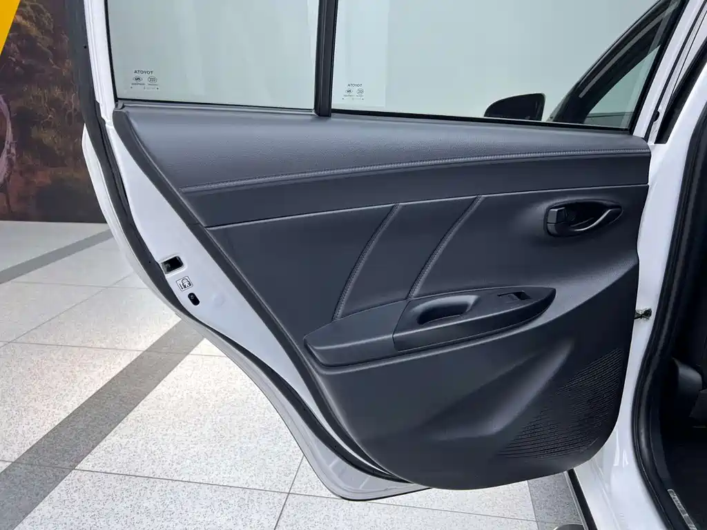 Toyota Yaris L 2022 — фото 12