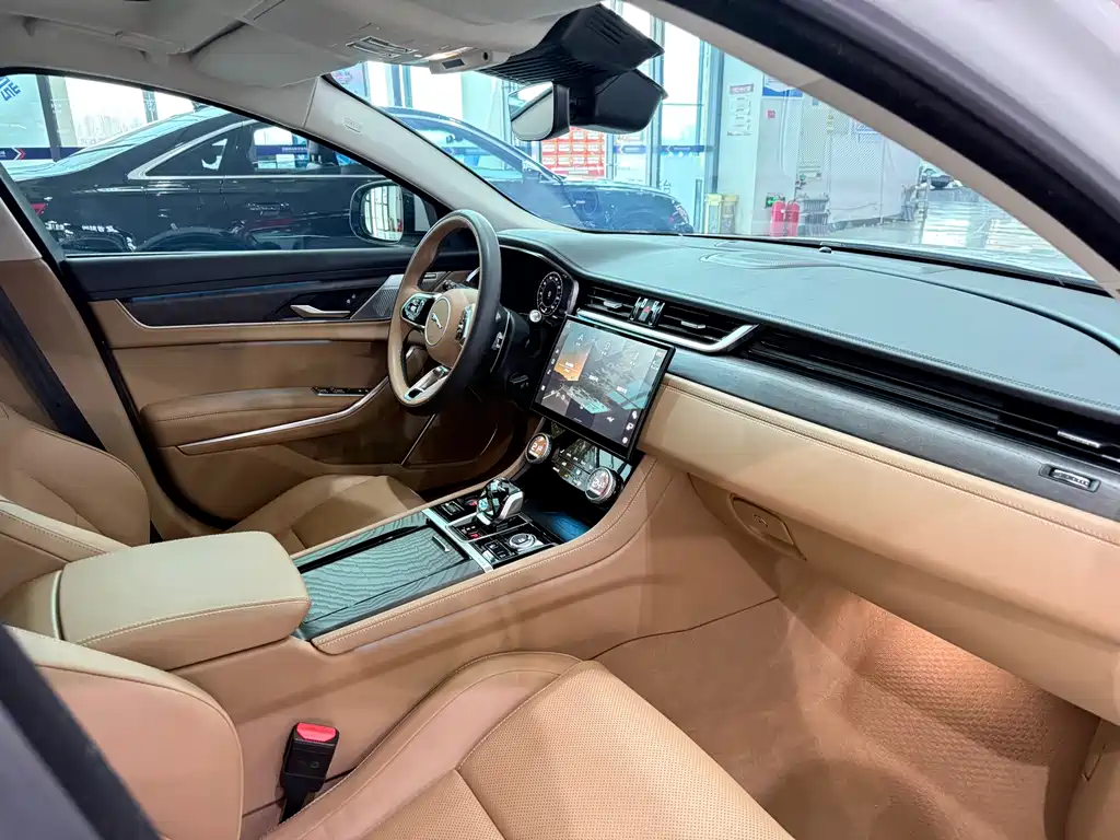 Jaguar XFL 2025 — фото 11