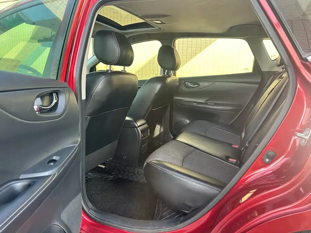 Nissan Tiida 2017 — фото 10