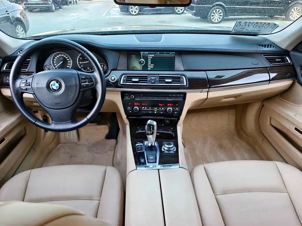 BMW 7 Series 2010 — фото 9