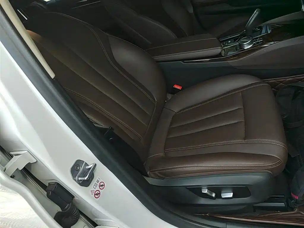 BMW 5 Series 2018 — фото 25