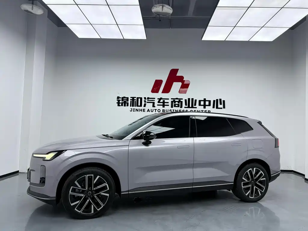 Volvo XC70 PHEV 2025