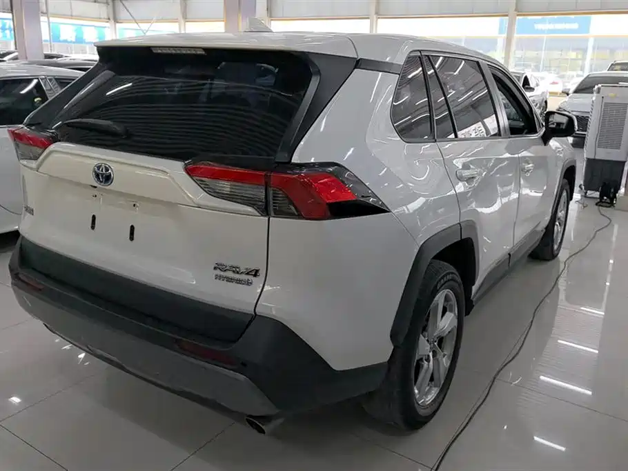 Toyota RAV4 2020 — фото 3