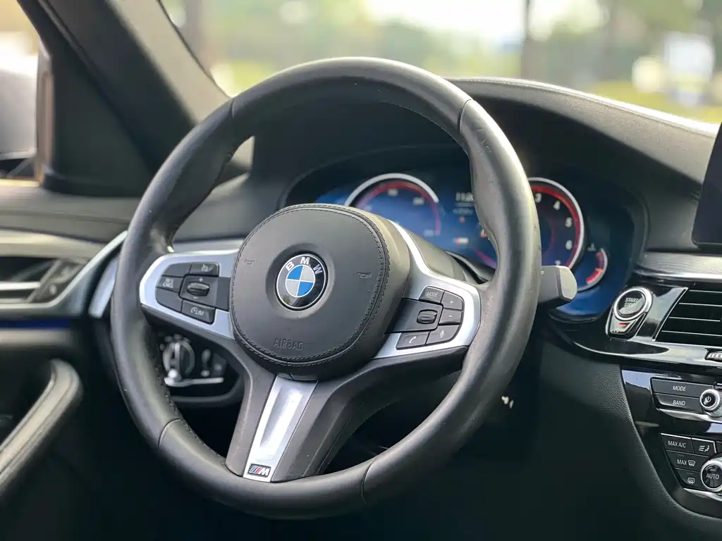 BMW 5 Series 2018 — фото 15