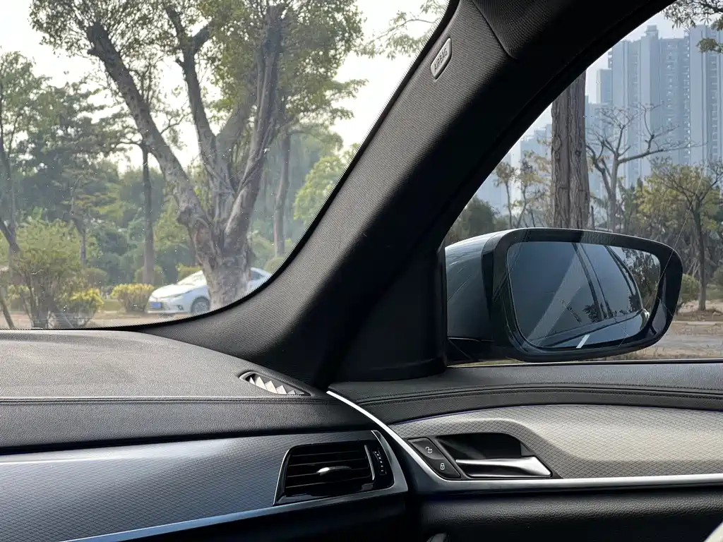BMW 5 Series 2018 — фото 16