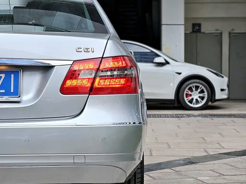 Mercedes-Benz E-Class 2010 — фото 11