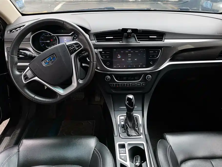 Geely Emgrand 2017 — фото 12