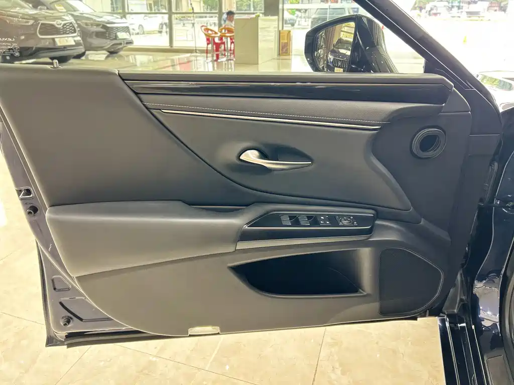 Lexus ES 2020 — фото 10